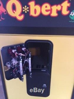 MINT Qbert Arcade Machine / Qbert & Qbert Cubes