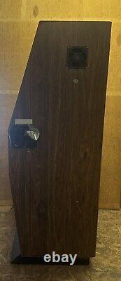 Vintage DOUBLE UP POKER Video Arcade Game with Wood Finish Takes Tokens