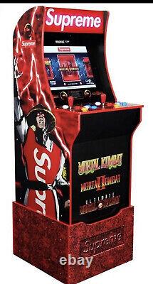 Dans la machine d'arcade Supreme x Mortal Kombat de Hand par Arcade1UP