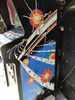 Deux Machines D'arcade Astéroïdes Pleine Grandeur Par Atari. Jusqu'à Uniquement