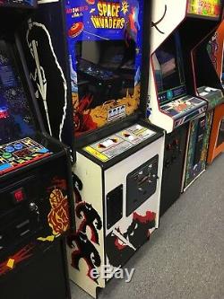 Machine Verticale De Machine D'arcade De Jeu Originale De Space Invaders
