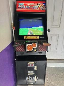 Machine d'arcade 1985 Sega Hang On. Fonctionne très bien! Super rare