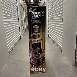 Machine d'arcade Arcade1Up NBA Jam Hang Time avec 3 jeux en 1 et socle élévateur pour quatre joueurs.
