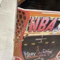 Machine d'arcade Arcade1Up NBA Jam Hang Time avec 3 jeux en 1 et socle élévateur pour quatre joueurs.