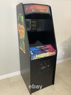 Machine d'arcade Dragon's Lair en taille réelle avec LaserDisc classique Daphne et plusieurs jeux