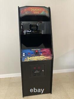 Machine d'arcade Dragon's Lair en taille réelle avec LaserDisc classique Daphne et plusieurs jeux