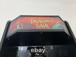 Machine d'arcade Dragon's Lair en taille réelle avec LaserDisc classique Daphne et plusieurs jeux