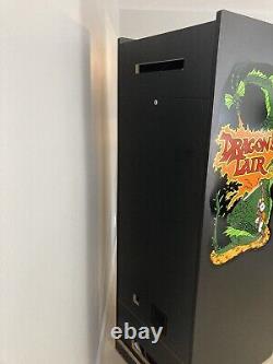 Machine d'arcade Dragon's Lair en taille réelle avec LaserDisc classique Daphne et plusieurs jeux