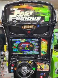 Machine de jeu vidéo de conduite d'arcade assis Fast & Furious avec écran LCD de 25 pouces Paul Walker F4