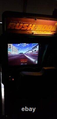 Machine de jeu vidéo de course assise San Francisco RUSH Arcade