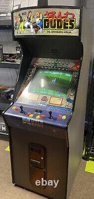 Mauvais Mecs contre Dragon Ninja Machine de jeu d'arcade Data East en excellent état, Original