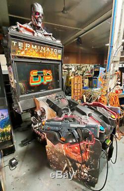 Terminator Salvation Deluxe 42 LCD Shooting Arcade Video Game Machine! Travail
